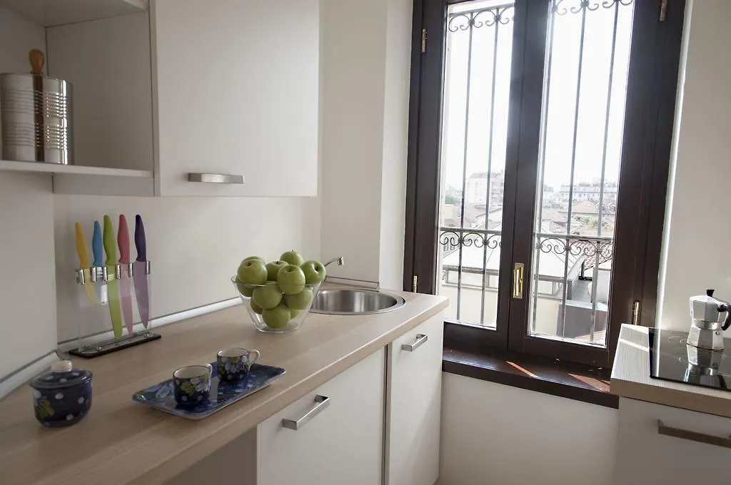 Mansard Very Close To Duomo Apartment Milan